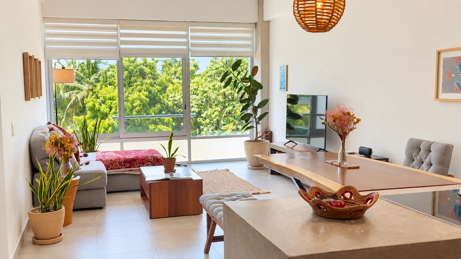 Sala y comedor de Casa Jo junto al ventanal