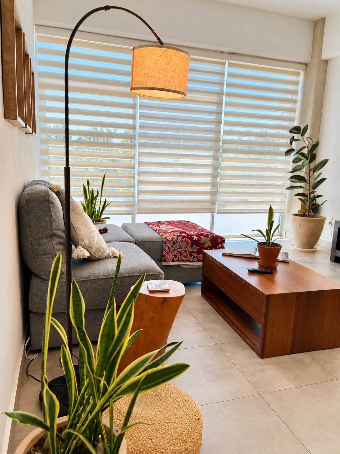 Rincón de la sala junto al ventanal